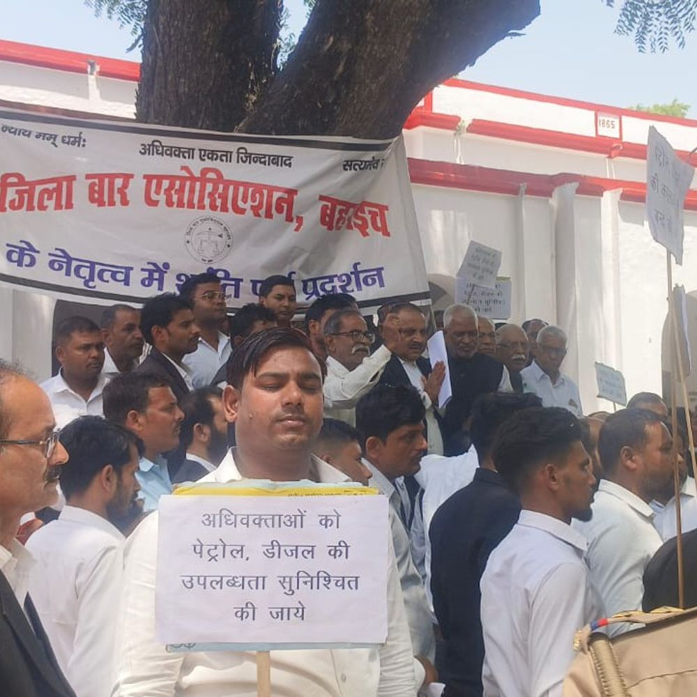 पेट्रोल-डीजल की किल्लत को लेकर वकीलों ने ज्ञापन सौंपा:आपूर्ति सुनिश्चित करने और कालाबाजारी रोकने की मांग की