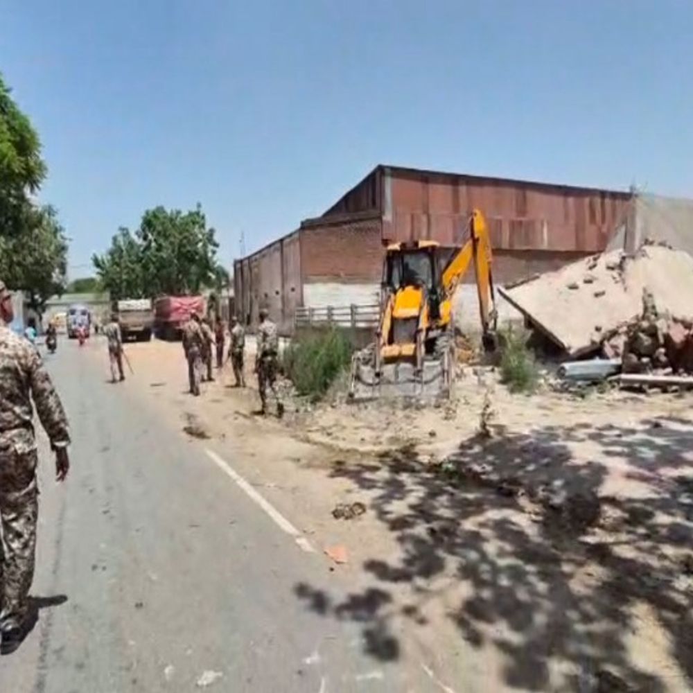 शाहजहांपुर में साढ़े छह हजार वर्गमीटर भूमि पर चला बुलडोजर:बगैर लेआउट पास कराए और मानचित्र स्वीकृत के बिना बनाई जा रही थी कालोनी