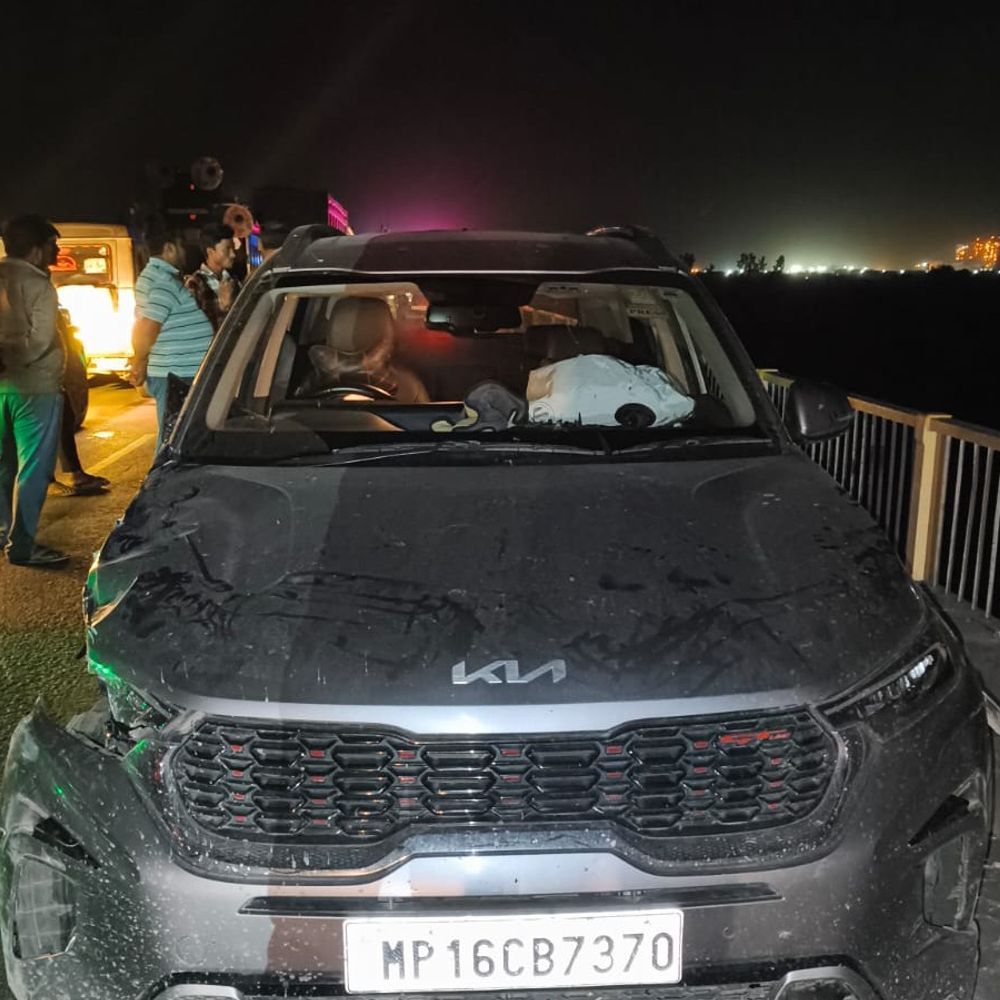 कानपुर-सागर हाइवे पर यमुना पुल में दो कारों की भिड़ंत:पुलिस अधिकारी के रिश्तेदार की मौत, दरोगा की पसलियां टूटी हैलट में भर्ती