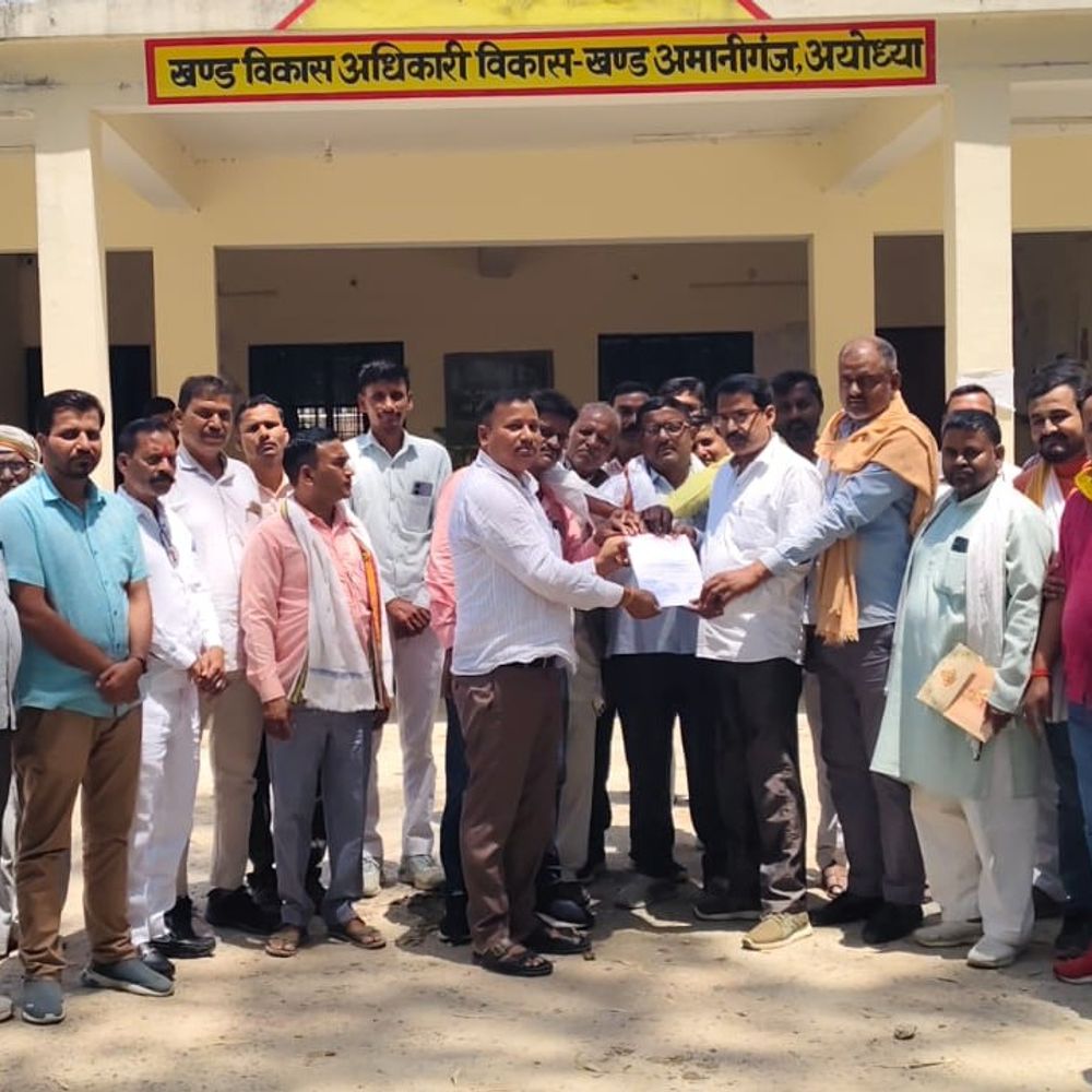 प्रधानों ने कार्यकाल बढ़ाने की मांग पर किया प्रदर्शन:अयोध्या में मुख्यमंत्री को संबोधित ज्ञापन सौंपा, मांग पूरी न होने पर होगा विशाल धरना प्रदर्शन