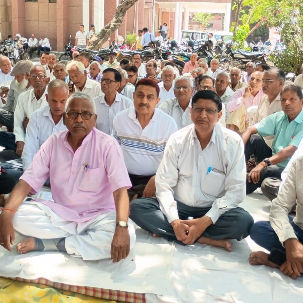 बिजनौर में पूर्व कर्मचारियों का प्रदर्शन, DM को सौंपा ज्ञापन:आठवें वेतन आयोग सहित कई मांगों को लेकर पीएम-सीएम के नाम