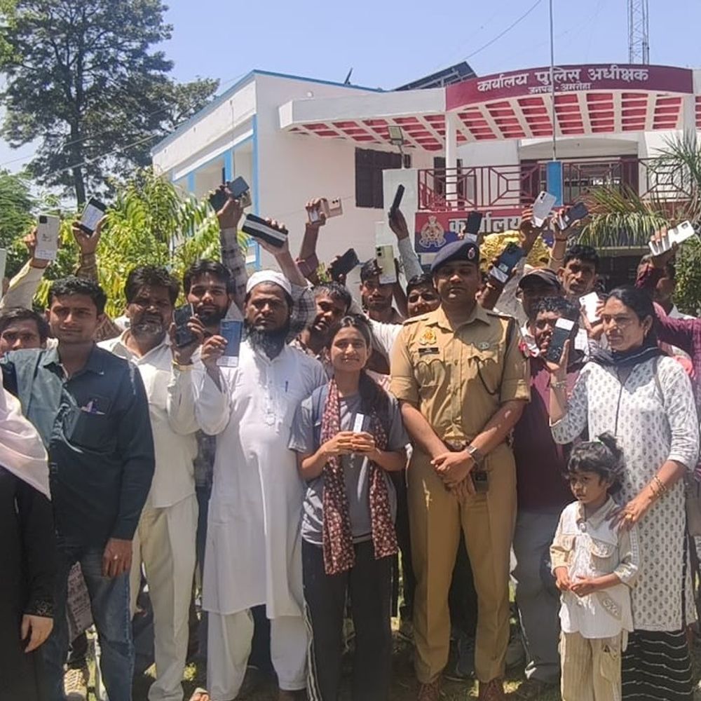 अमरोहा पुलिस ने लौटाए 149 खोए फोन:28 लाख के मोबाइल वापस, लोगों ने कहा- थैंक्स एसपी