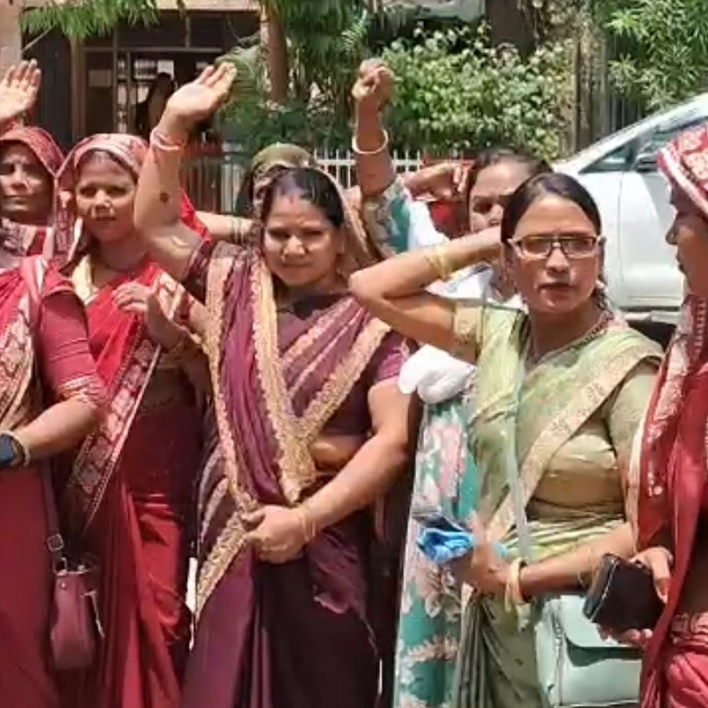 देवरिया में विकास भवन पर बीसी सखियों का प्रदर्शन:मानदेय व कर्ज माफी की मांग, सीएम के नाम सौंपा ज्ञापन