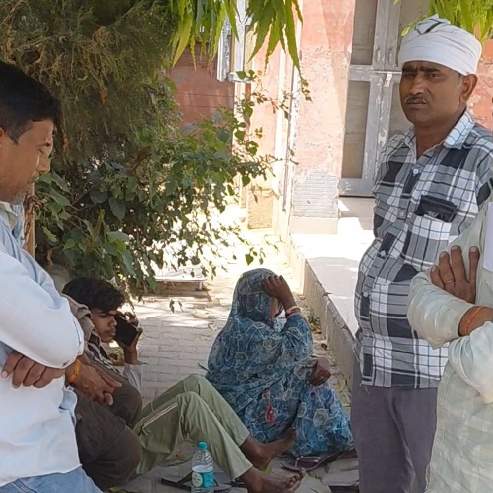 फर्रुखाबाद में बैलगाड़ी पलटी:चालक की दबकर मौत, तरबूज लेकर जा रहा था