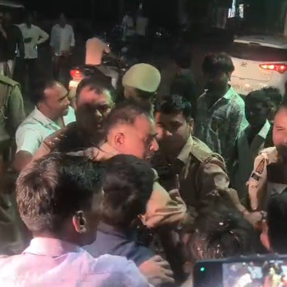 एटा में सड़क हादसे में युवक की मौत:परिजनों ने अस्पताल के बाहर जाम लगाया, पुलिस से धक्का-मुक्की; हाथा पाई भी हुई