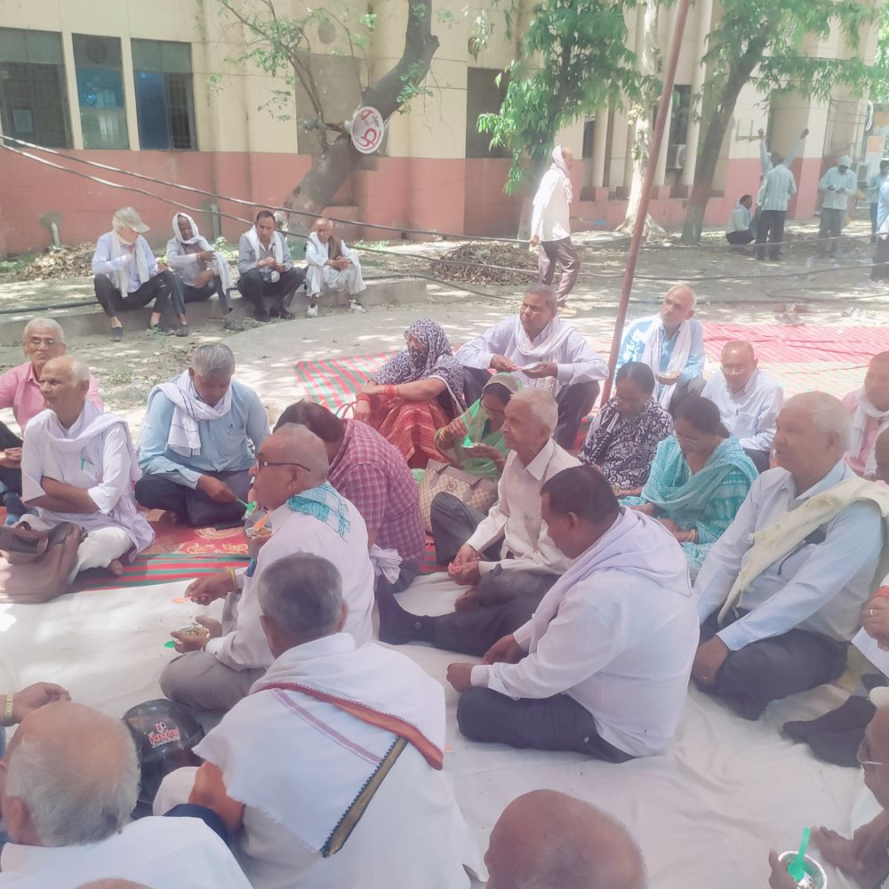 पेंशनरों ने आठवें वेतन आयोग में शामिल करने की मांग:कानपुर देहात में पुरानी पेंशन योजना और अन्य 10 मांगों पर सौंपा ज्ञापन