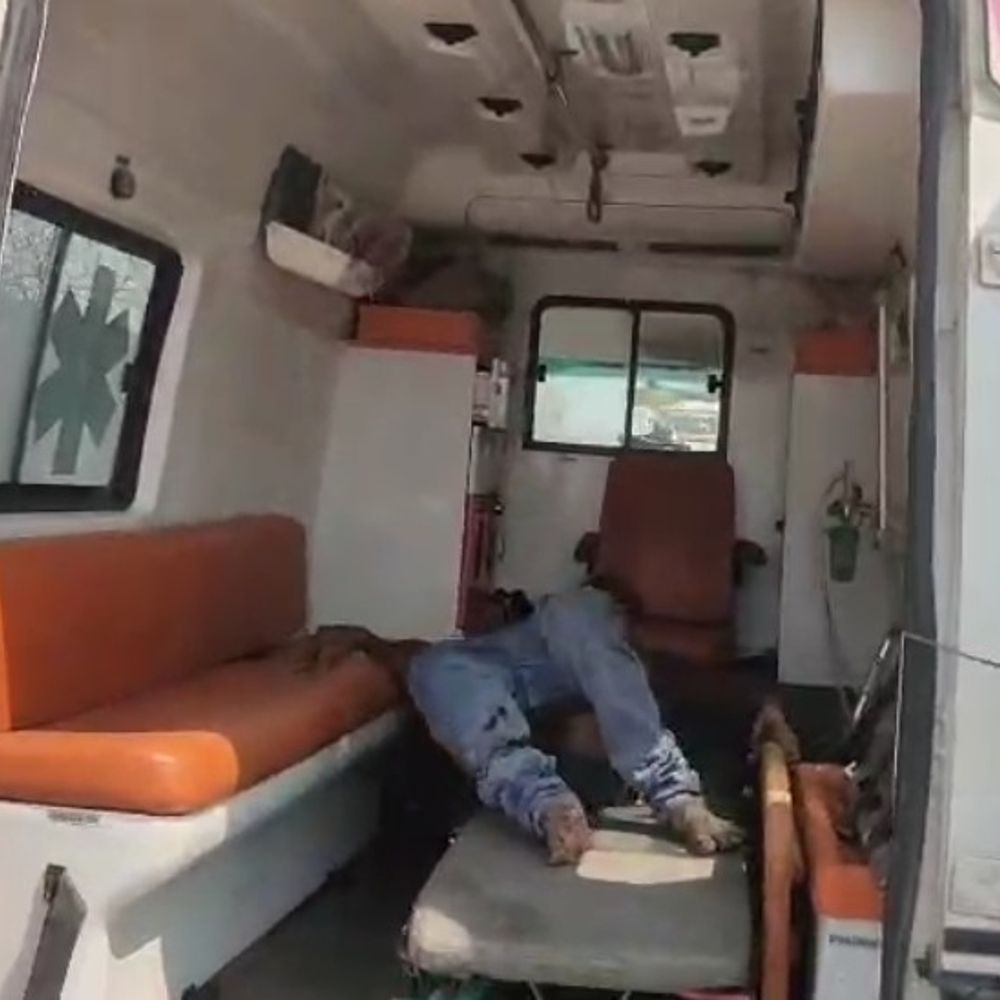 तेज रफ्तार बोलेरो ने बाइक सवार को मारी टक्कर:इछावर में युवक गंभीर घायल, जिला अस्पताल रेफर