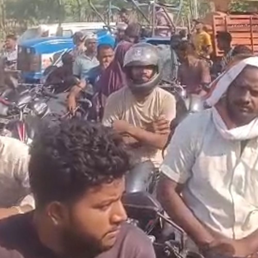 श्रावस्ती में पेट्रोल-डीजल के लिए लंबी कतारें:कड़ी धूप में कर रहे घंटों इंतजार, संचालक बोले- पंप को 'ड्राई' होने से बचा रहे