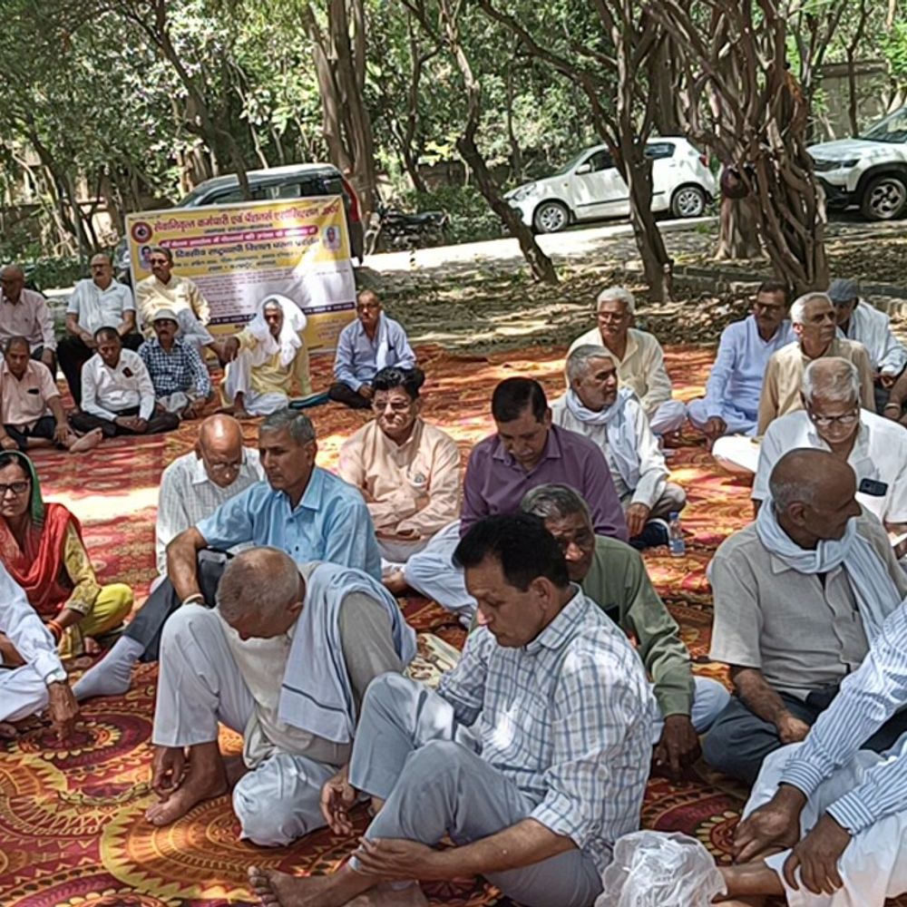 बागपत कलेक्ट्रेट पर सेवानिवृत्त कर्मचारियों का धरना प्रदर्शन:प्रधानमंत्री के नाम ज्ञापन, विभिन्न मांगें पूरी करने की अपील