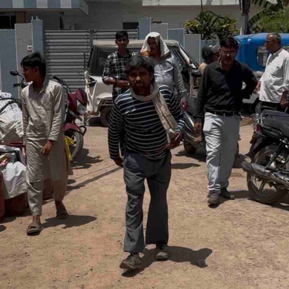 कानपुर में सिलेंडर ना मिलने पर एजेंसी पर हंगामा:दिव्यांग को बाहर फेंकने का आरोप, सुबह 6 बजे से लाइन में खड़ा था