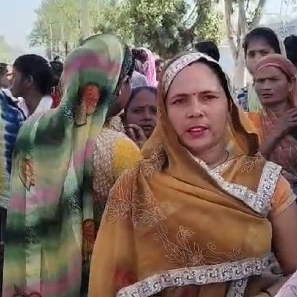 सीतापुर में फैक्ट्री के बाहर मजदूरों का प्रदर्शन:वेतन भेदभाव और सुविधाओं की अनदेखी पर भड़का आक्रोश