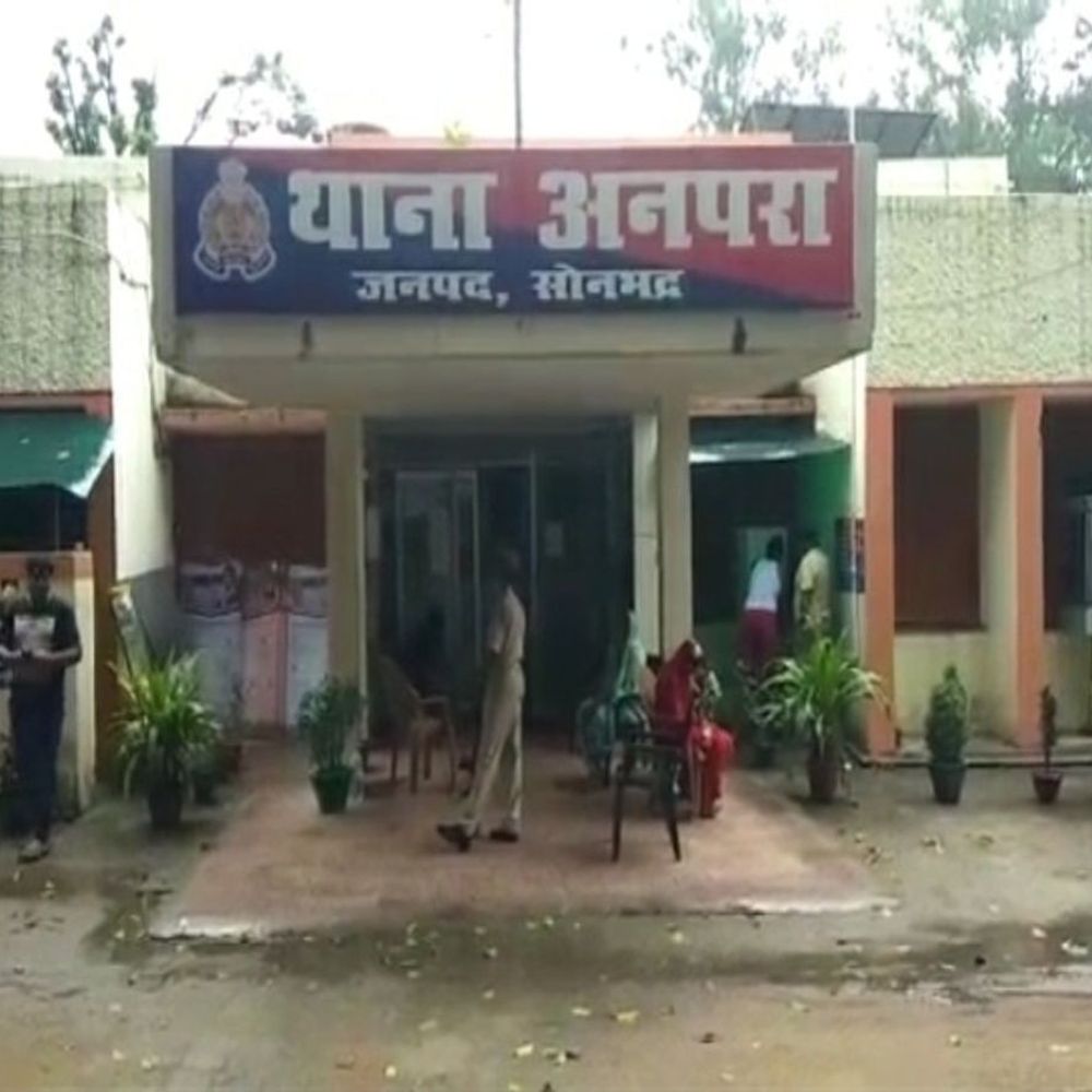 महिला से घर में घुसकर छेड़खानी का आरोप:पति के आने पर फोन छोड़कर भागा, पुलिस ने केस दर्ज किया