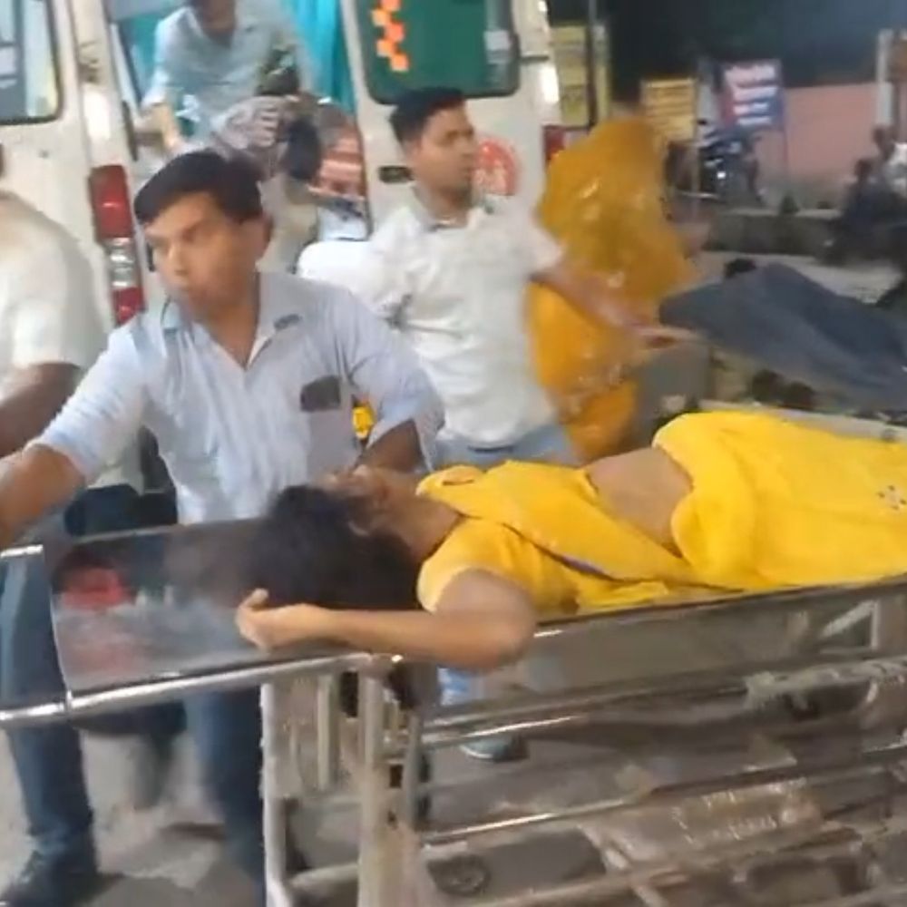 फिरोजाबाद में ब्रेकर पर उछली बाइक, महिला की मौत:शादी में जा रहे पति-पत्नी और बच्चों के साथ हादसा, एक बच्चा घायल