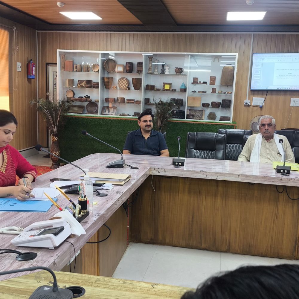 बिजनौर डीएम ने विशेष बस सेवा शुरू करने को कहा:एआरएम रोडवेज को 'टाइगर-गंगा हेरीटेज' कार्य योजना शासन को भेजने का निर्देश