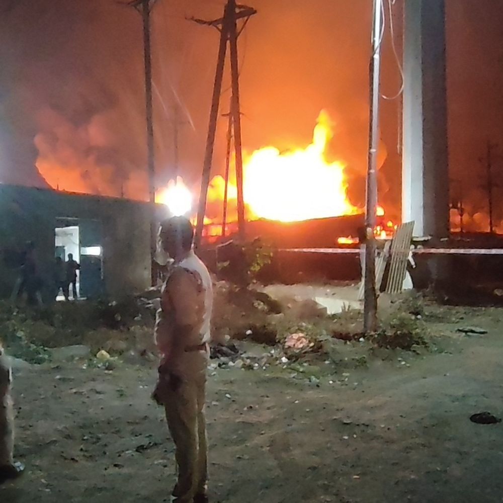 MP के पीथमपुर की कंपनी में भीषण आग:  केमिकल ड्रमों में लगातार हो रहे धमाके; आसपास की फैक्ट्रियां खाली कराईं – Pithampur News