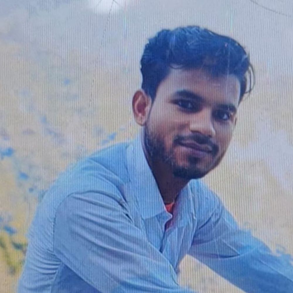 हाईटेंशन लाइन से करंट लगा, डेकोरेशन कर्मी की मौत:उरई में शादी समारोह की तैयारी के बीच हुआ हादसा, साथियों ने की कार्रवाई की मांग