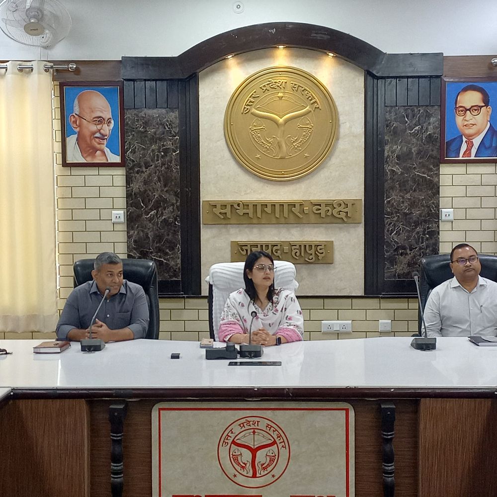 हापुड़ पहुंचकर डीएम कविता मीणा ने लिया चार्ज:बोलीं- टीमवर्क और जनसंवाद से विकास को गति देने पर जोर