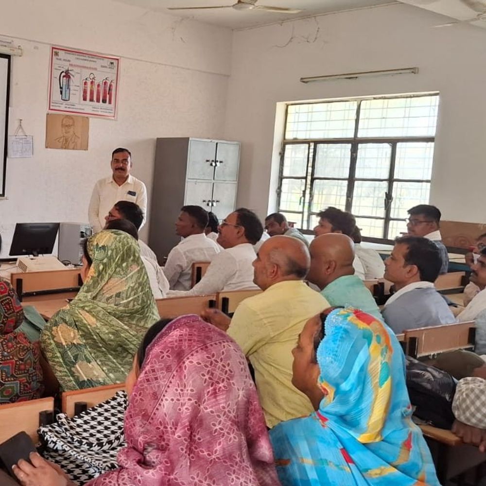 जनगणना प्रशिक्षण से 21 कर्मचारी अनुपस्थित:देवरिया में प्रशासन ने मांगा स्पष्टीकरण, कार्रवाई की चेतावनी