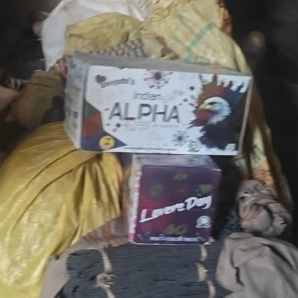 बागपत के टटीरी में अवैध पटाखा फैक्ट्री पर छापा:पुलिस ने किशोर को पकड़ा, भारी मात्रा में पटाखे बरामद