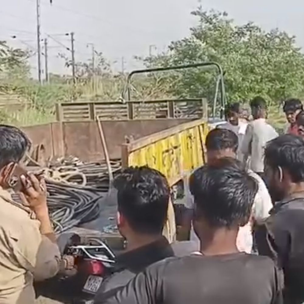 मथुरा में ट्रैक्टर-ट्रॉली से टकराई बाइक, युवक की मौत:कोसीकलां हाईवे पर कोटवन चौकी के पास हुआ हादसा, पुलिस ने वाहन को कब्जे में लिया