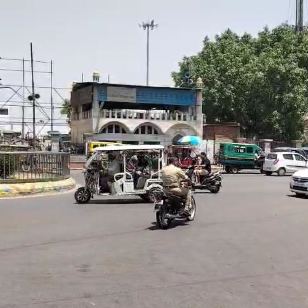 प्रयागराज स्टेशन के पास की मस्जिद हटाने का नोटिस:रेलवे ने 27 अप्रैल तक खाली करने को कहा, मस्जिद कमेटी हाईकोर्ट जाएगी