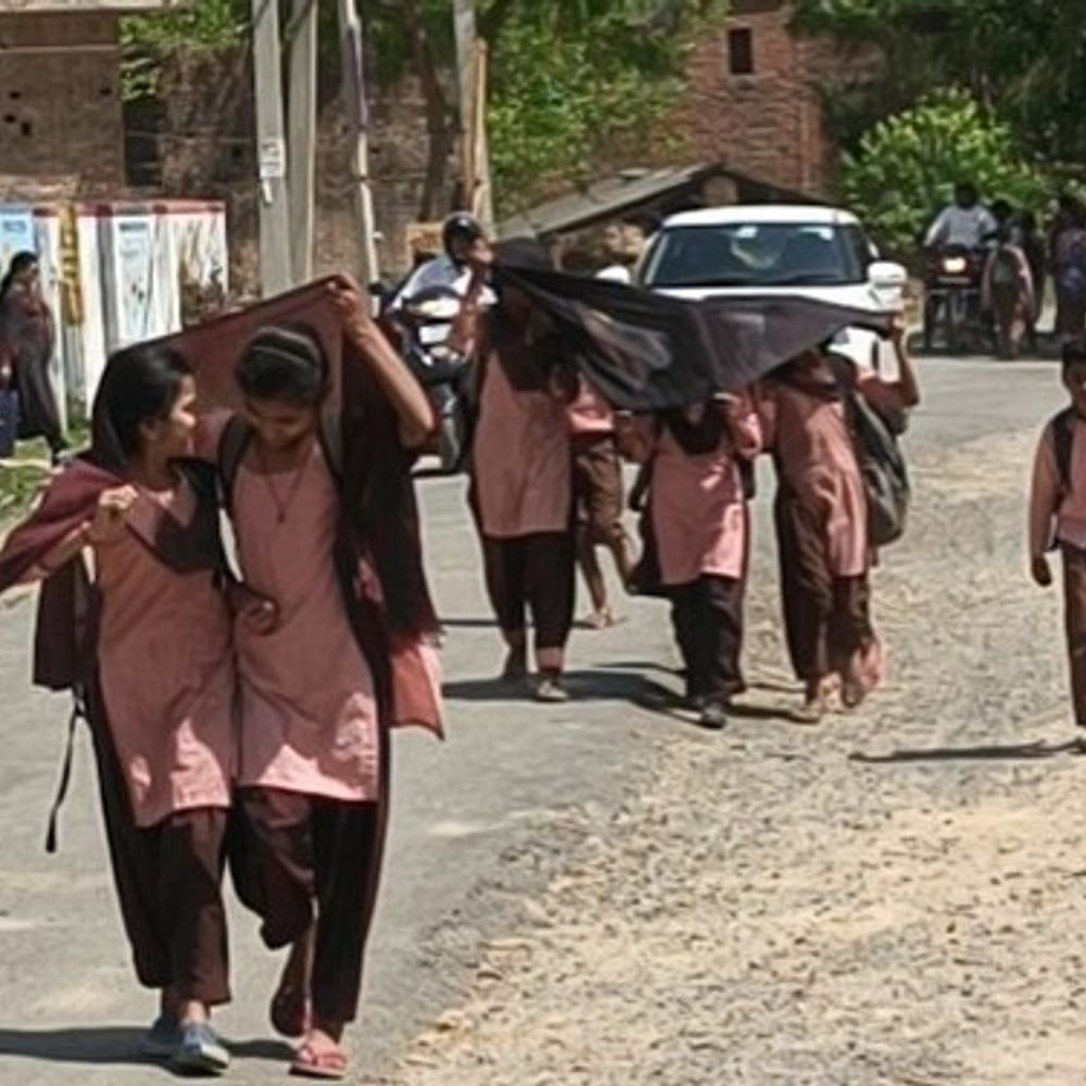 अयोध्या में भीषण गर्मी, स्कूलों का समय बदला:परिषदीय विद्यालय अब सुबह 7:30 से दोपहर 12:30 बजे तक खुलेंगे