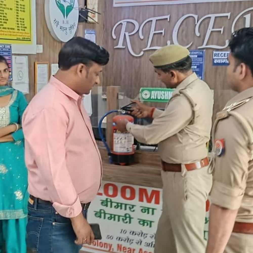 हापुड़ के अस्पतालों में फायर ऑडिट:अग्नि सुरक्षा उपायों पर ट्रेनिंग दी, आपात स्थिति में मरीजों को बाहर निकालने का तरीका बताया