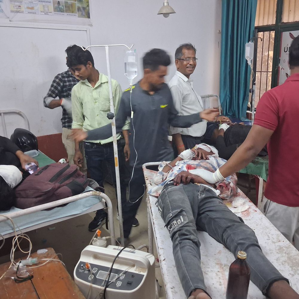 कुशीनगर में आमने-सामने भिड़ीं दो बाइक:भाई-बहन समेत 5 घायल, 3 की हालत गंभीर; गोरखपुर मेडिकल कॉलेज रेफर