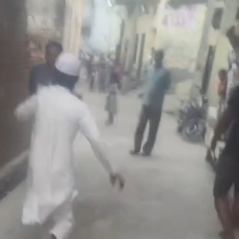 मेरठ में मकान विवाद, दो पक्षों में पथराव:फायरिंग से इलाके में तनाव, पुलिस बल तैनात