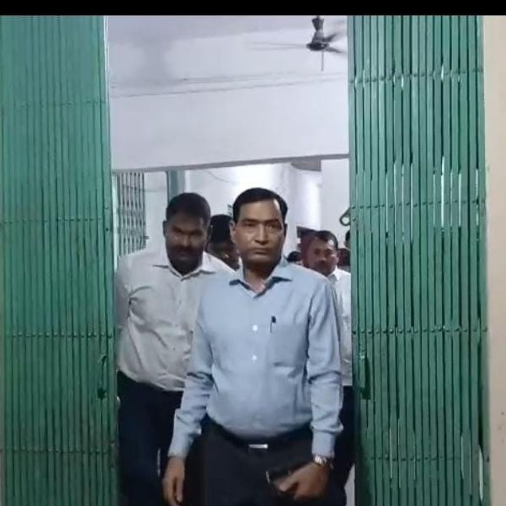 बृजेश कुमार औरैया के नए जिलाधिकारी बने:ट्रेजरी कार्यालय में कार्यभार संभाला, डॉ. इंद्रमणि त्रिपाठी को मैनपुरी भेजा गया