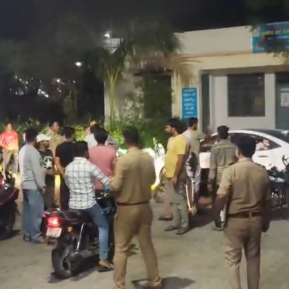 बिजनौर में बाइक-स्कूटी की टक्कर, दो की मौत:बिजनौर के धामपुर में हुआ हादसा, जरूरी काम से जा रहे थे