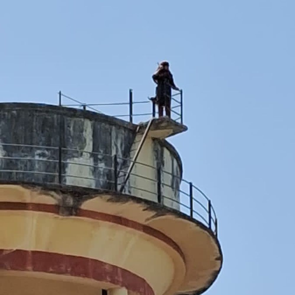 प्रतापगढ़ SP ऑफिस की पानी टंकी पर चढ़ी युवती:जमीन विवाद में कार्रवाई न करने का आरोप, पुलिस मनाने में जुटी