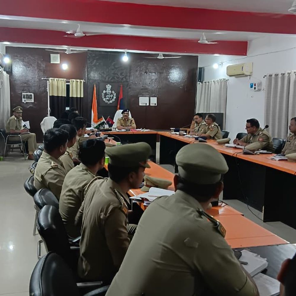 मऊ में एसपी ने कानून व्यवस्था पर की बैठक:चौकी प्रभारियों को अराजक तत्वों पर नजर रखने के निर्देश