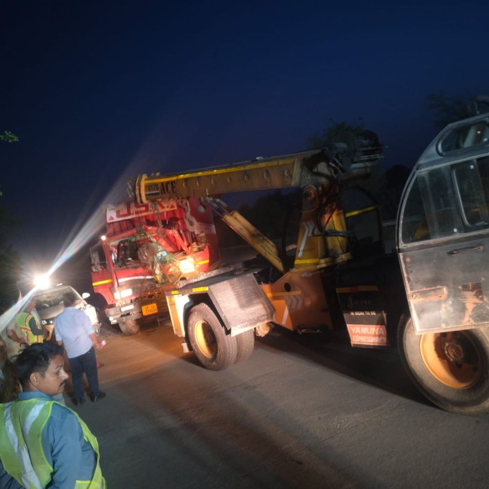 मथुरा में सड़क हादसे में 3 घायल:यमुना एक्सप्रेसवे पर कैंटर ने कार को मारी टक्कर, लगा जाम