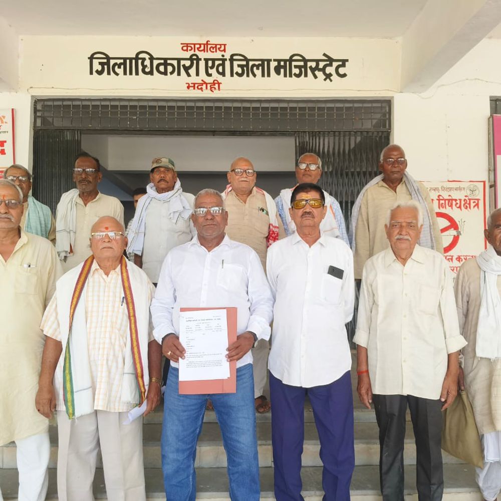 सेवानिवृत कर्मचारियों का कलेक्ट्रेट पर धरना,:पेंशनर्स एसोसिएशन ने डीएम को सौंपा पीएम-सीएम को संबोधित ज्ञापन