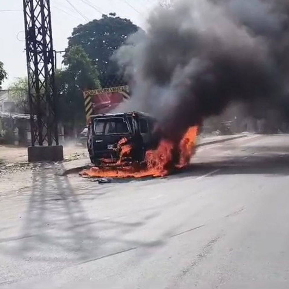 मथुरा में पेट्रोल पंप के सामने कार में आग:शॉर्ट सर्किट की आशंका, कोई जनहानि नहीं हुई
