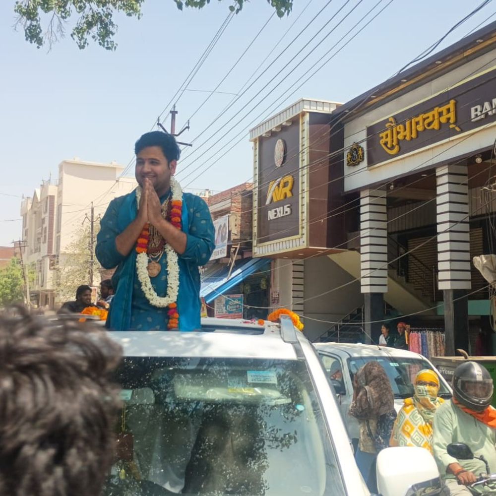 जौनपुर में श्रीमद्भागवत कथा से पहले शोभायात्रा:सैकड़ों वाहनों के साथ श्रद्धालुओं ने किया नगर भ्रमण