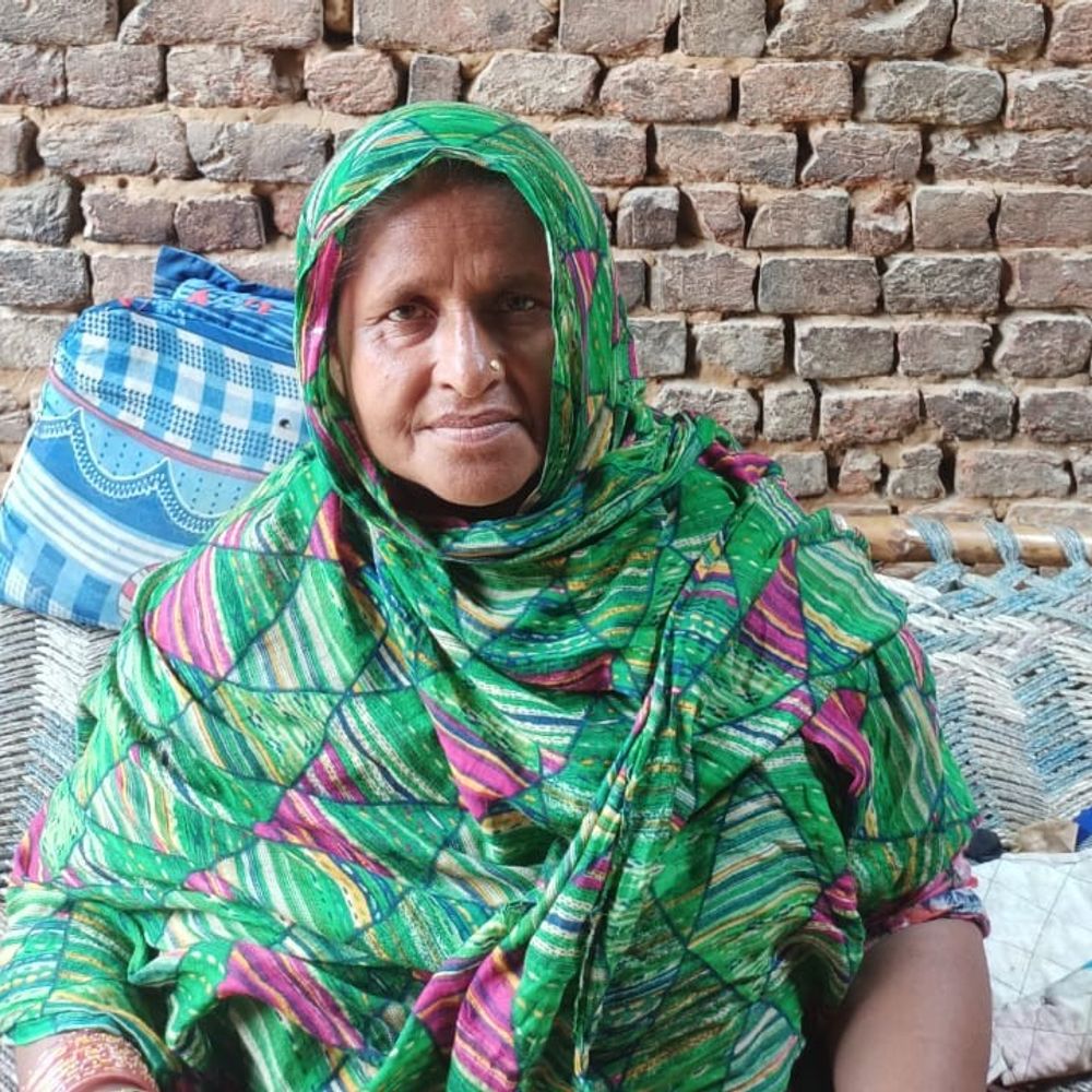 संभल में सड़क हादसे में डिडौली की महिला की मौत:बेटा, बहू और पोता गंभीर घायल, डम्फर ने बाइक को टक्कर मारी