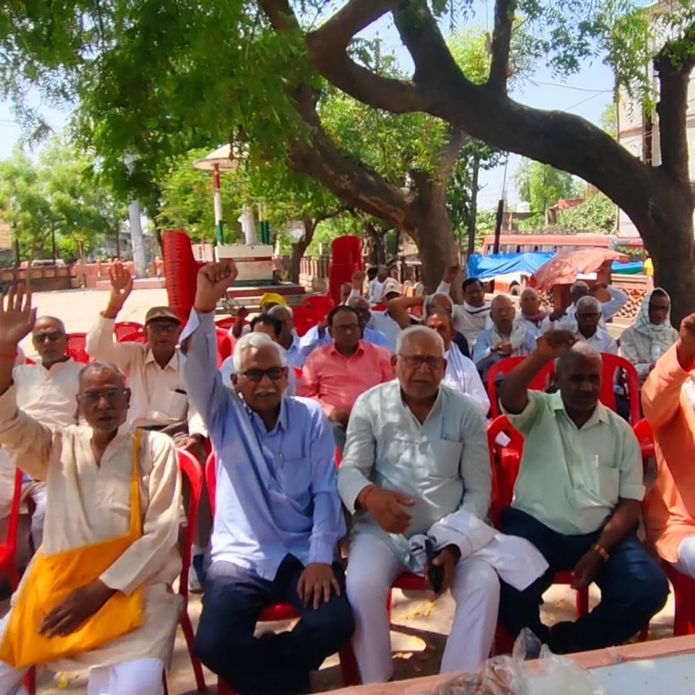सुलतानपुर में पेंशनर्स ने सरकार को ज्ञापन भेजा:8वें वेतन आयोग में शामिल करने समेत 10 सूत्रीय मांगों को लेकर प्रदर्शन