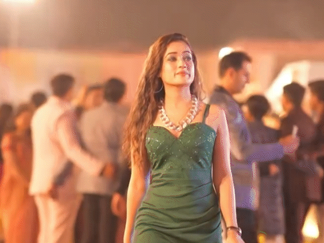 लव जिहाद–धर्मांतरण के खिलाफ काम करेंगी हर्षा रिछारिया:संन्यास के बाद भी मेकअप, स्टाइलिश चश्मा, बोलीं- धूप में खड़े रहना है तो सनस्क्रीन जरूरी