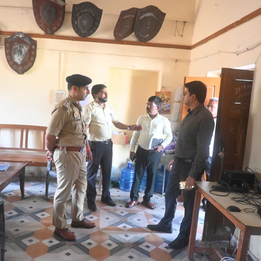 सिद्धार्थनगर में होमगार्ड्स परीक्षा केंद्रों का निरीक्षण:डीएम-एसपी ने व्यवस्थाओं का लिया जायजा, दिए निर्देश