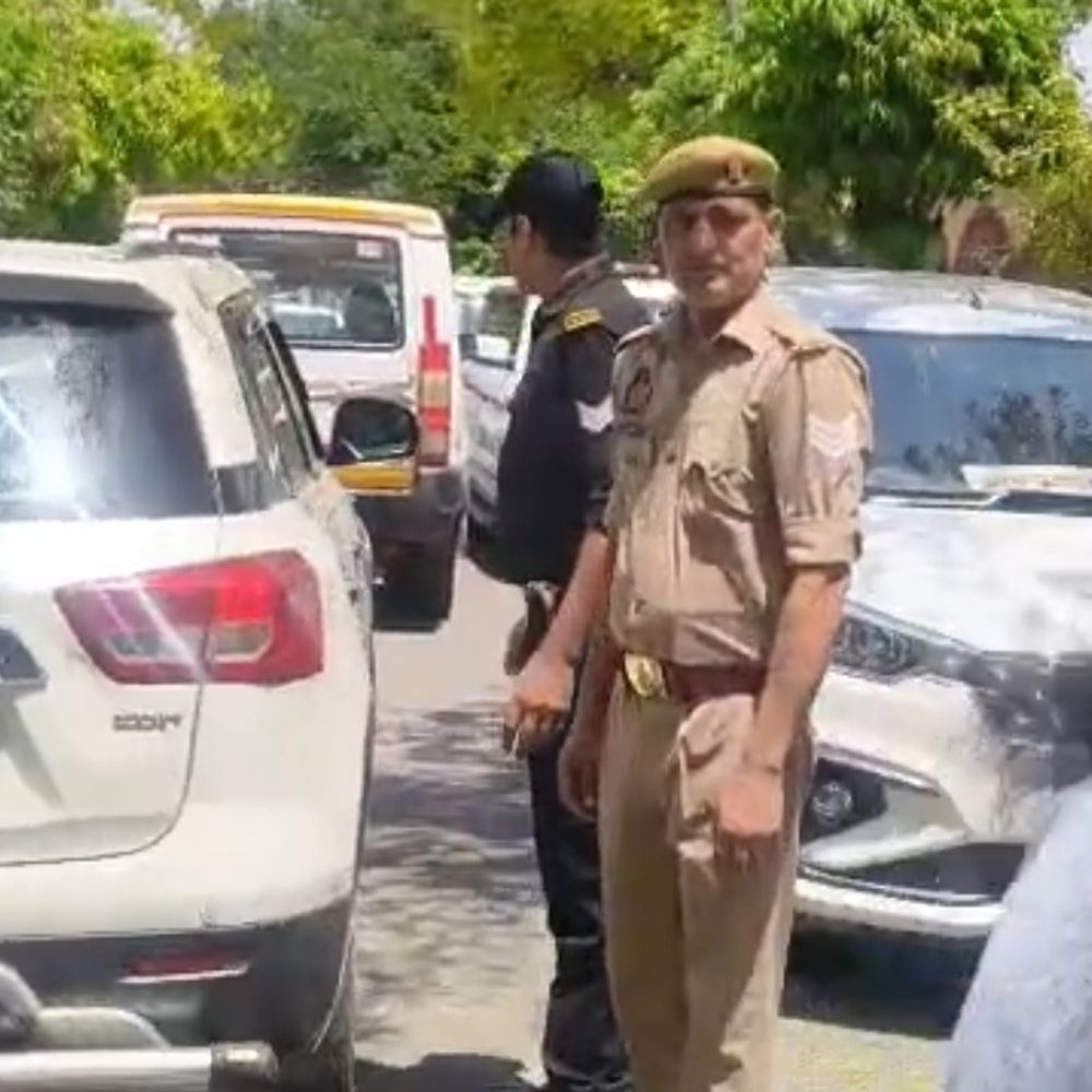 बुलंदशहर में 20 मिनट जाम में फंसे रहे SSP:डीएम ने होमगार्ड परीक्षा को लेकर रखी थी बैठक, कलेक्ट्रेट परिसर में लगा था जाम