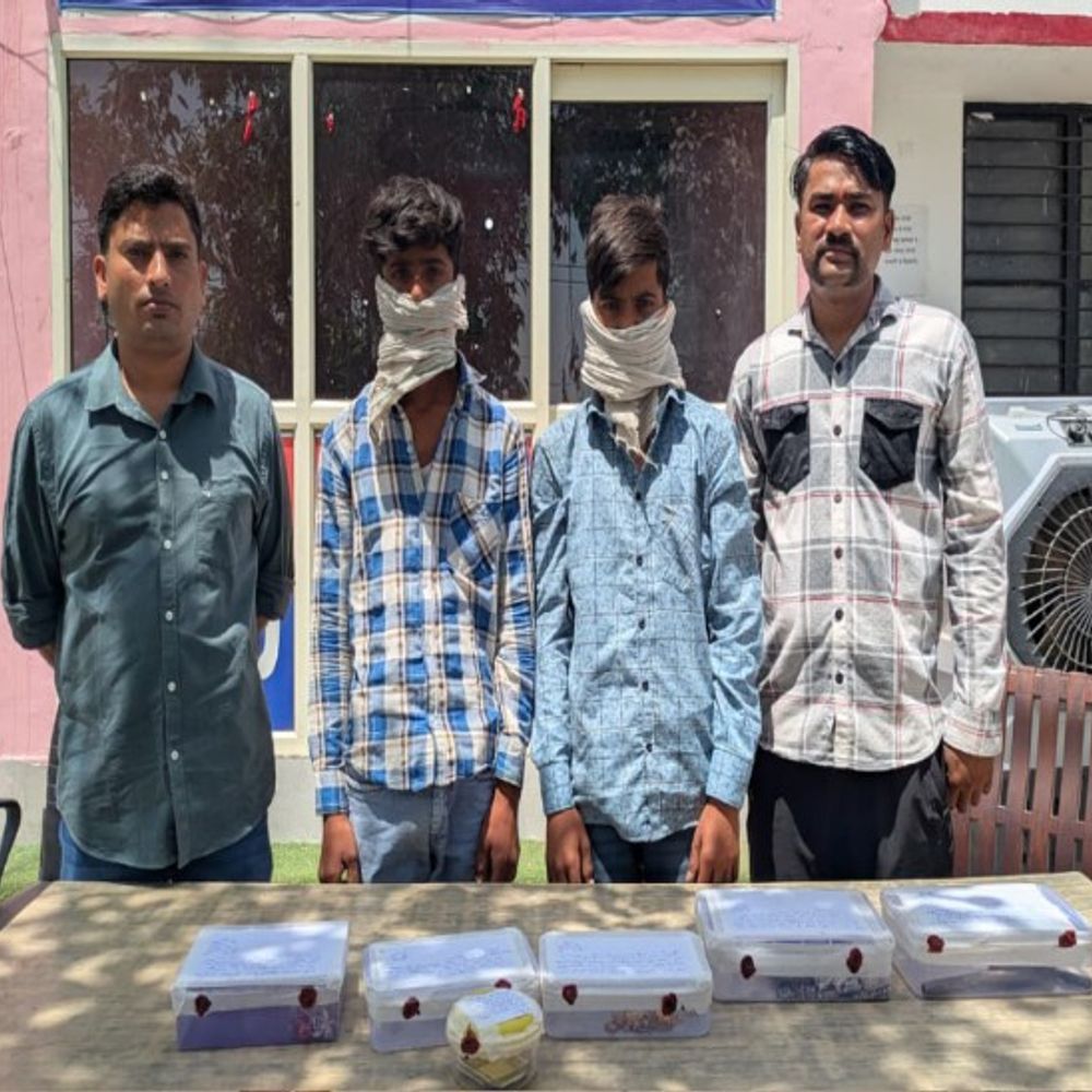 शाहजहांपुर में लाखों की चोरी का खुलासा:दो नाबालिग गिरफ्तार, 10 लाख से ज्यादा के जेवरात बरामद