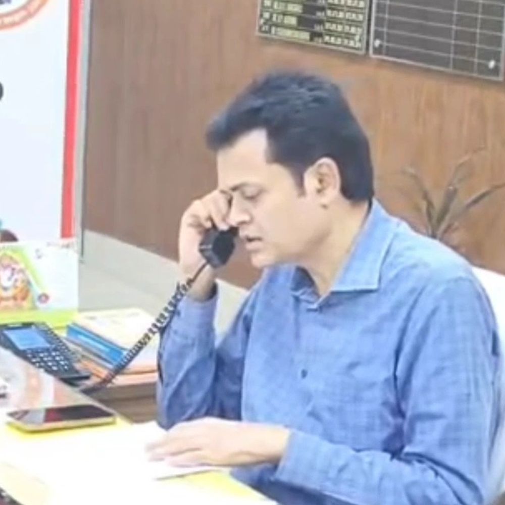 गोंडा कमिश्नर कार्यालय में तैनात चार बाबूओं को मिली पदोन्नति:ट्रांसफर से पहले कमिश्नर ने आशुलिपिक पद से वैयक्तिक सहायक श्रेणी-2 के पद पर किया पदोन्नति