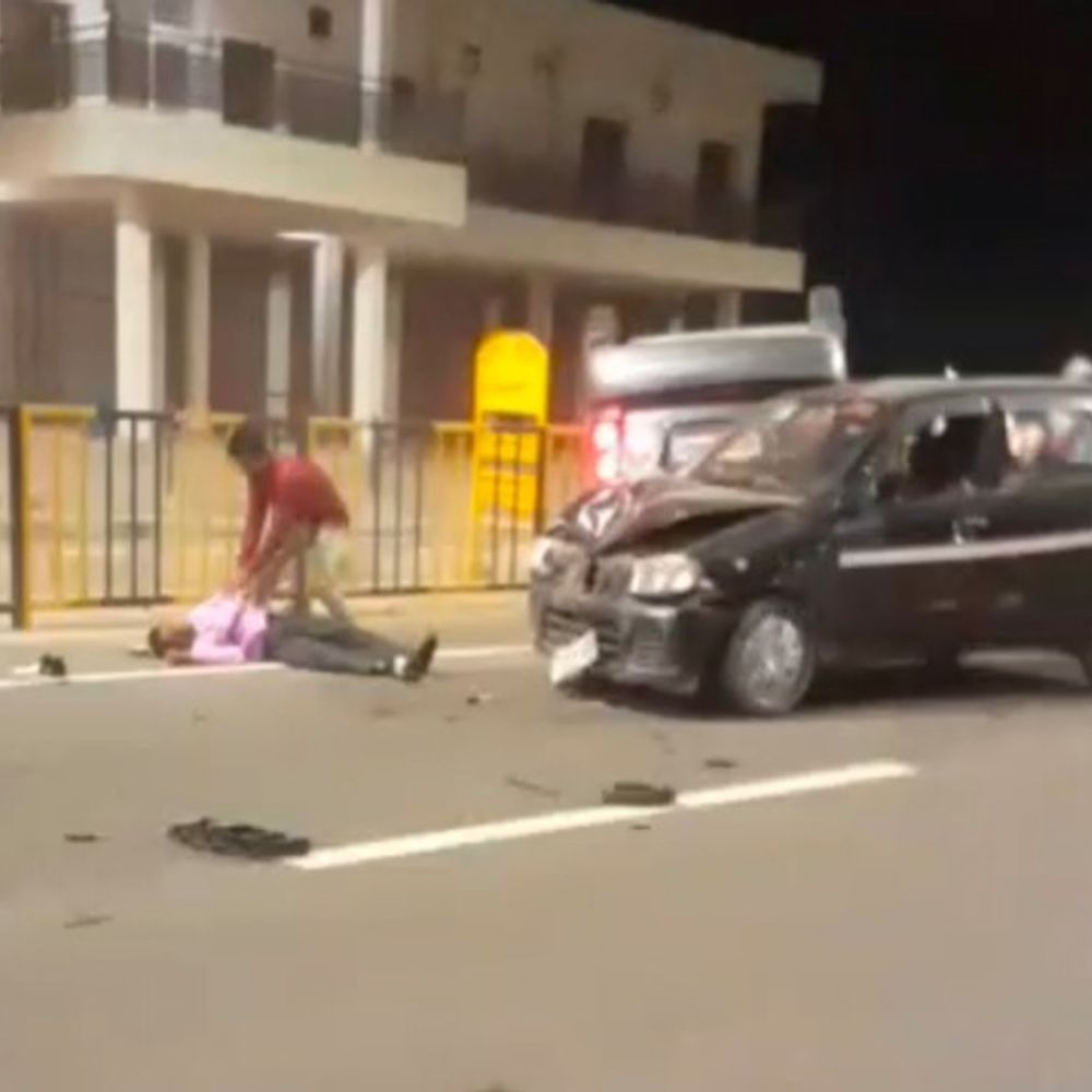 शाहजहांपुर में एक के बाद एक टकराए चार वाहन:बाइक सवार सहित आधा दर्जन से ज्यादा घायल, कई कारों में फंसे