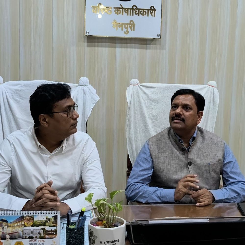 मैनपुरी में प्रशासन का नया मॉडल तैयार:नए डीएम बोले- सभी के लिए दरवाजे खुले रहेंगे, बैचमेट डीएम ने स्वागत किया