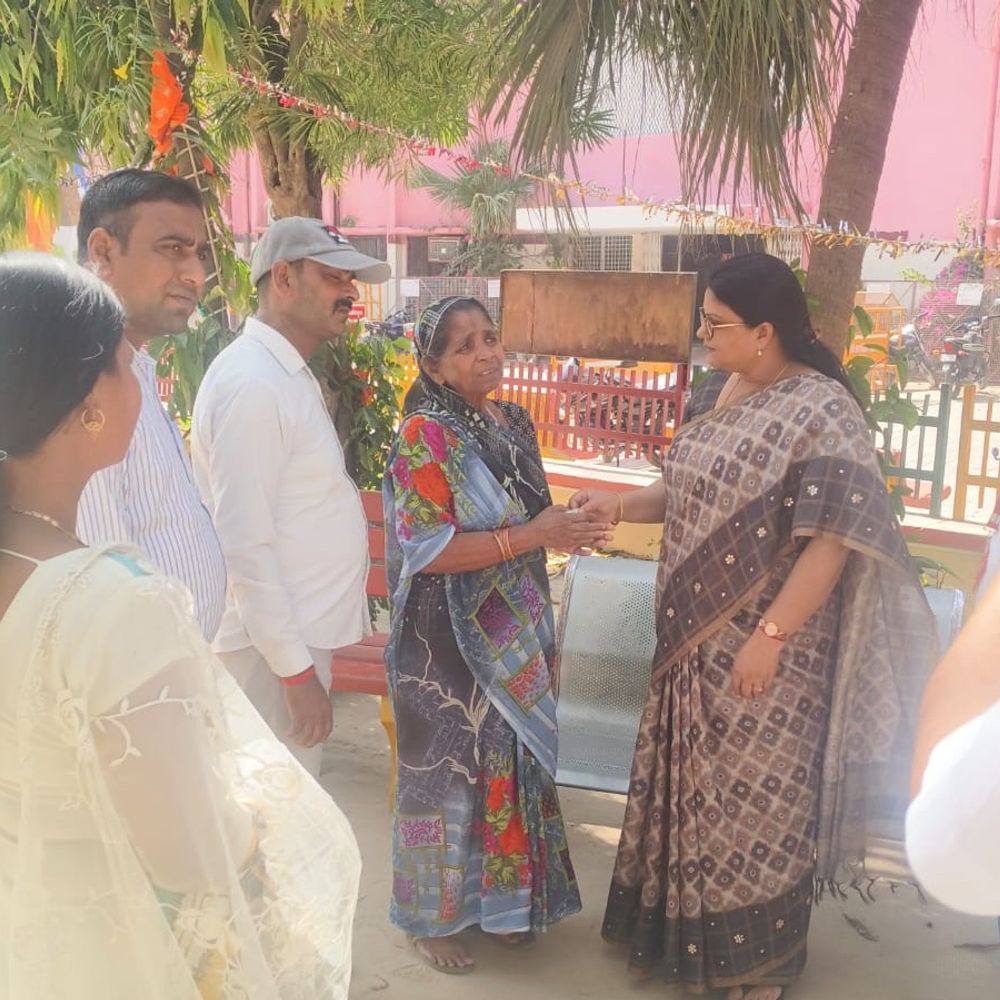 पायल बेचने वाली मां को सहारा, बेटे का इलाज शुरू:पीलीभीत में DM ने दिए 50 हजार रुपये, SDM से नई पायल भिजवाई