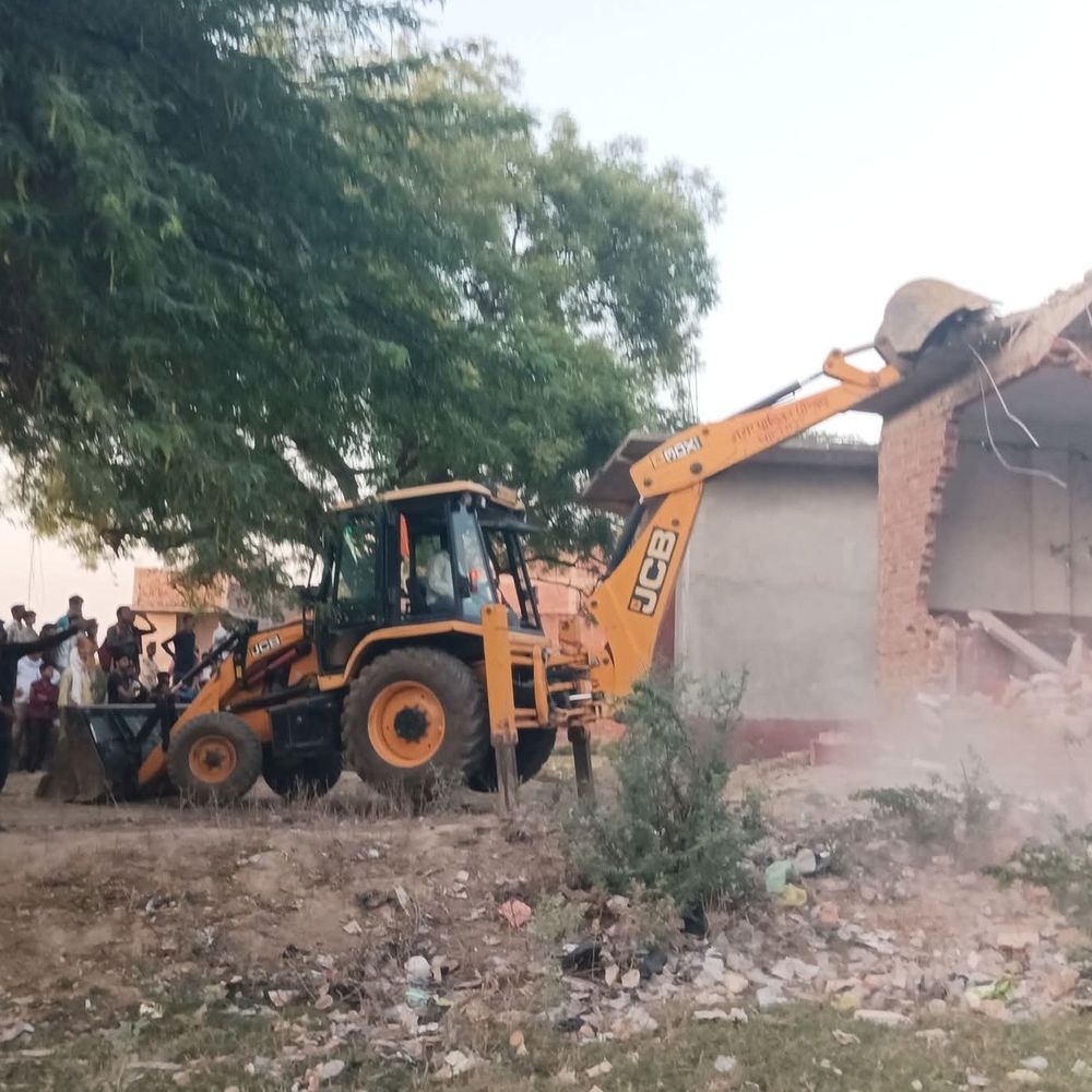 घाटमपुर में कब्रिस्तान की जमीन से हटा अवैध कब्जा:प्रशासन ने बुलडोजर चलाकर पक्के निर्माण को ढहाया, तीन घंटे चली कार्रवाई