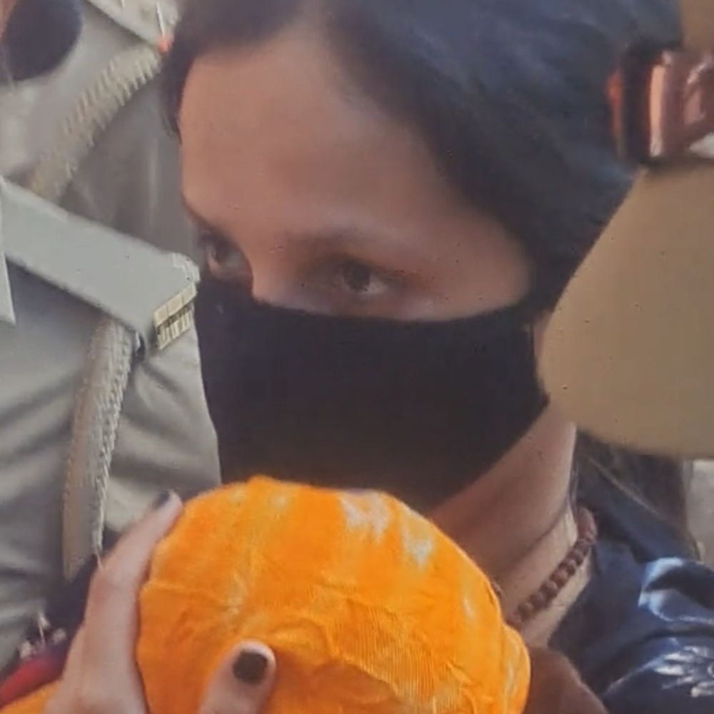 मुस्कान रुद्राक्ष माला, साहिल ब्रेसलेट पहनकर कोर्ट पहुंचे:सौरभ हत्याकांड में दोनों आरोपियों से अदालत में हुए सवाल जवाब