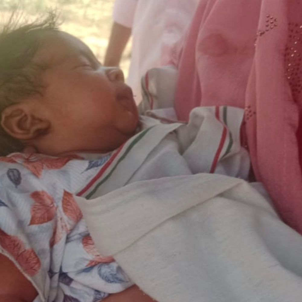 अज्ञात वाहन की टक्कर से बाइक सवार दंपती की मौत:तीन माह की घायल बच्ची शव के पास रोती मिली, शादी समारोह से घर लौट रहे थे